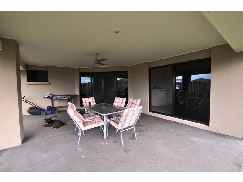 14 Whitehaven Dr, Blacks Beach QLD 4740