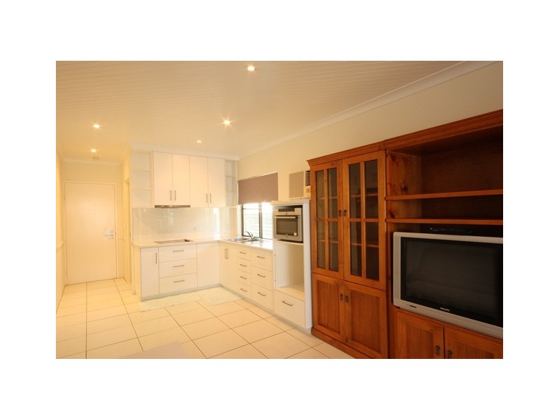 10/2 Beach Road, Dolphin Heads QLD 4740