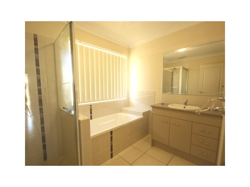 6 Halifax Place, Rural View QLD 4740