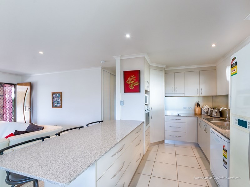 27 Davey Street, Glenella QLD 4740