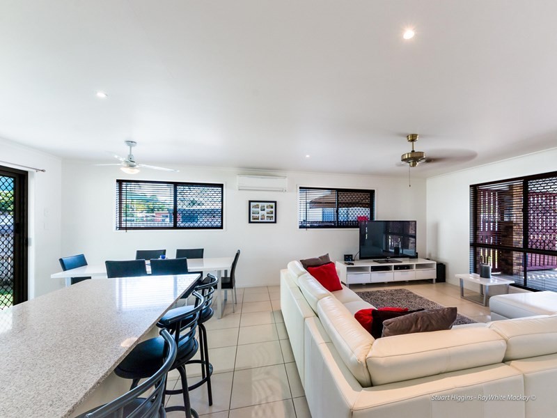 27 Davey Street, Glenella QLD 4740