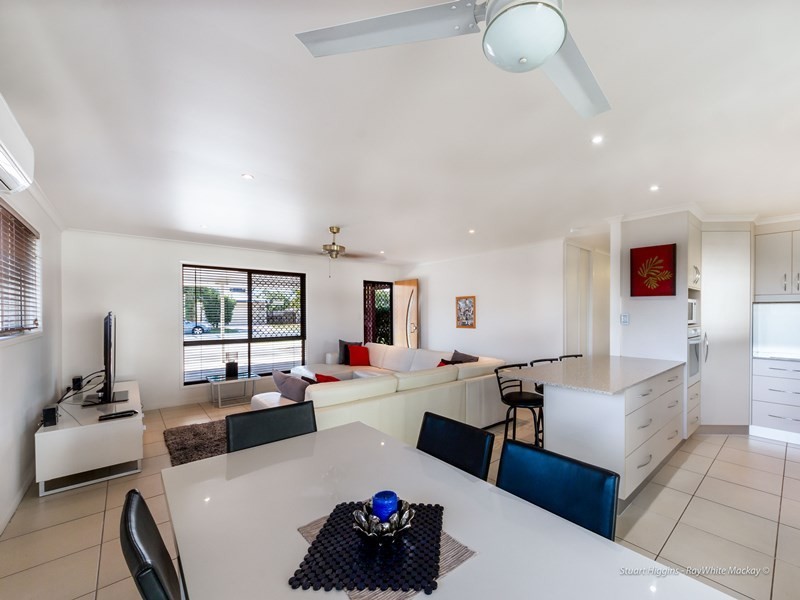 27 Davey Street, Glenella QLD 4740