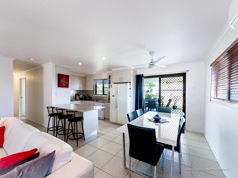 27 Davey Street, Glenella QLD 4740