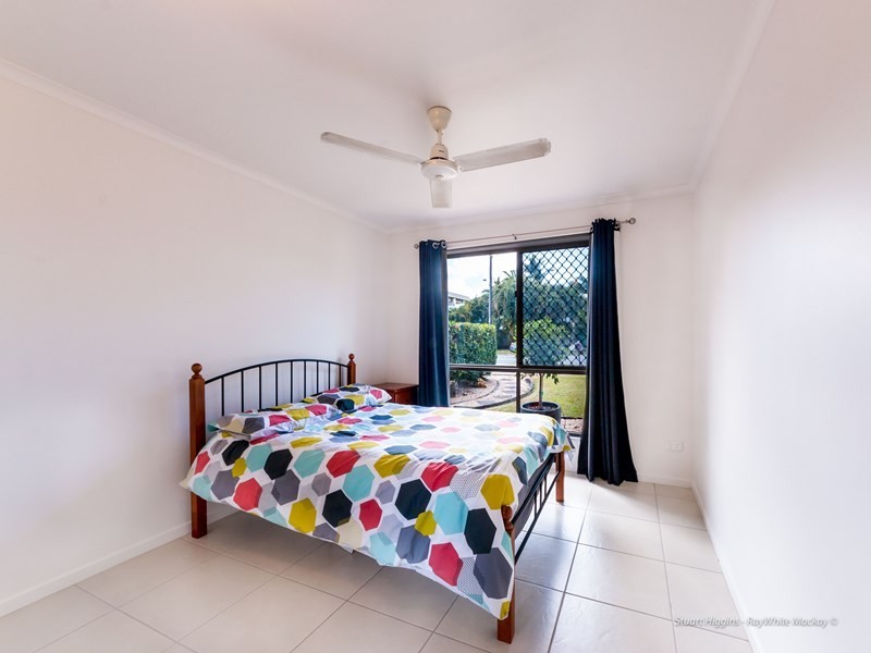 27 Davey Street, Glenella QLD 4740