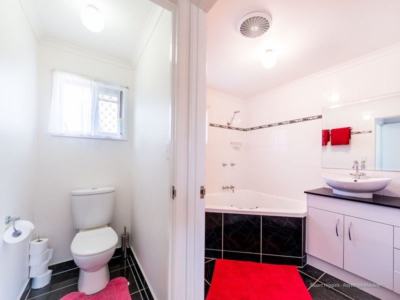 27 Davey Street, Glenella QLD 4740