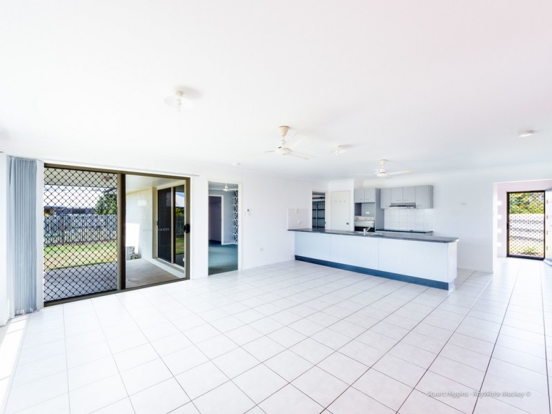 19 Crofton Close, Rural View QLD 4740