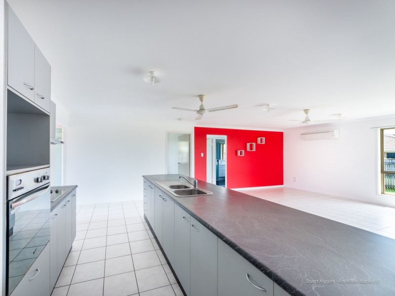 19 Crofton Close, Rural View QLD 4740