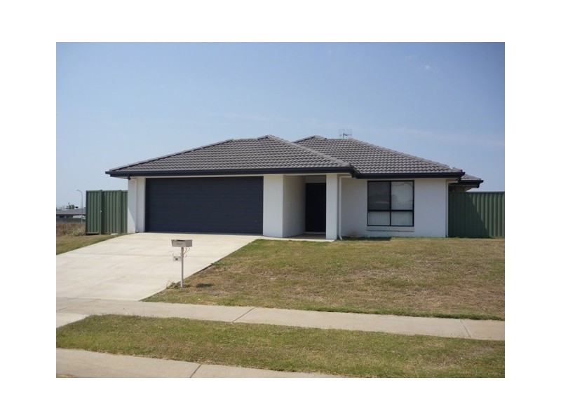38 Naumann Street, Moranbah QLD 4744