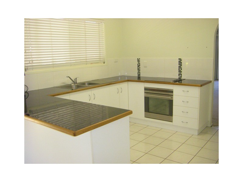 3 Davey St, Glenella QLD 4740