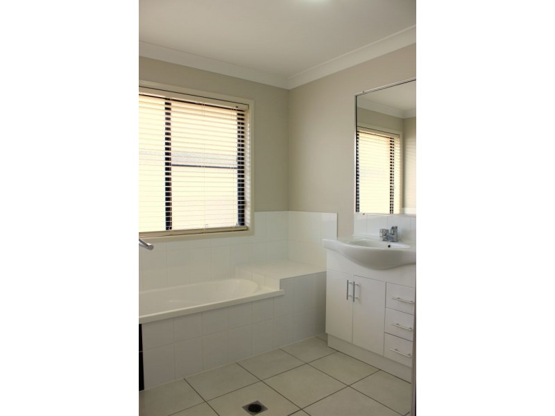 18 Lancaster Way, Ooralea QLD 4740