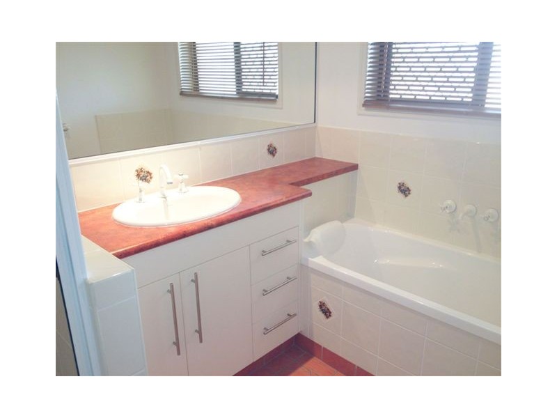 4 Kensington Court, Glenella QLD 4740