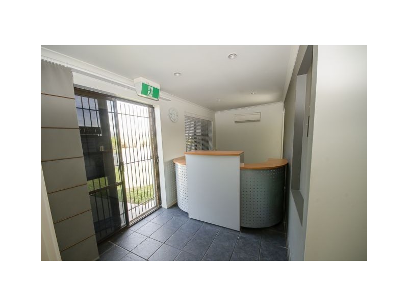 2 Rockleigh Crt, Glenella QLD 4740