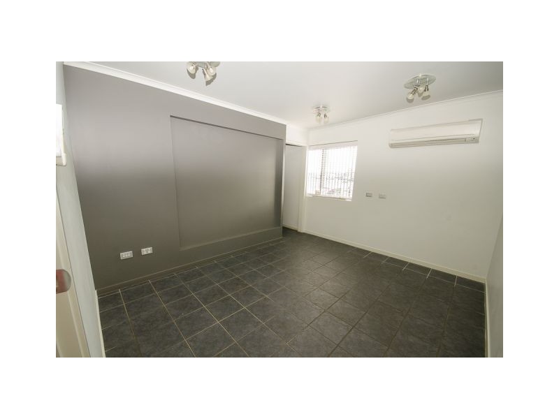 2 Rockleigh Crt, Glenella QLD 4740