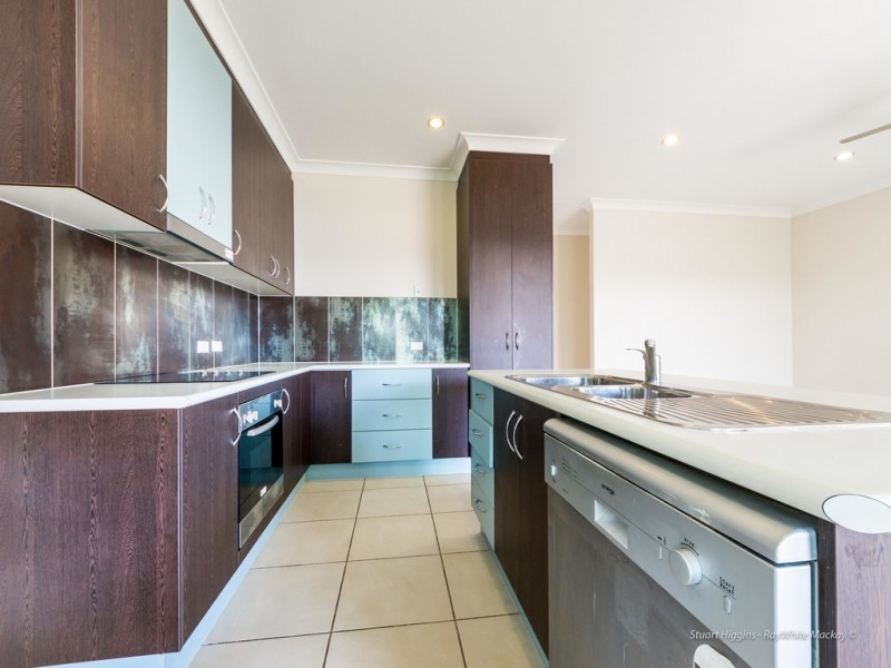 14 Village Cct, Eimeo QLD 4740