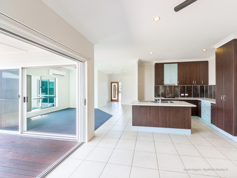 14 Village Cct, Eimeo QLD 4740