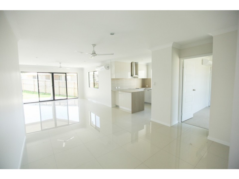 2/65 Caroval Drive, Rural View QLD 4740