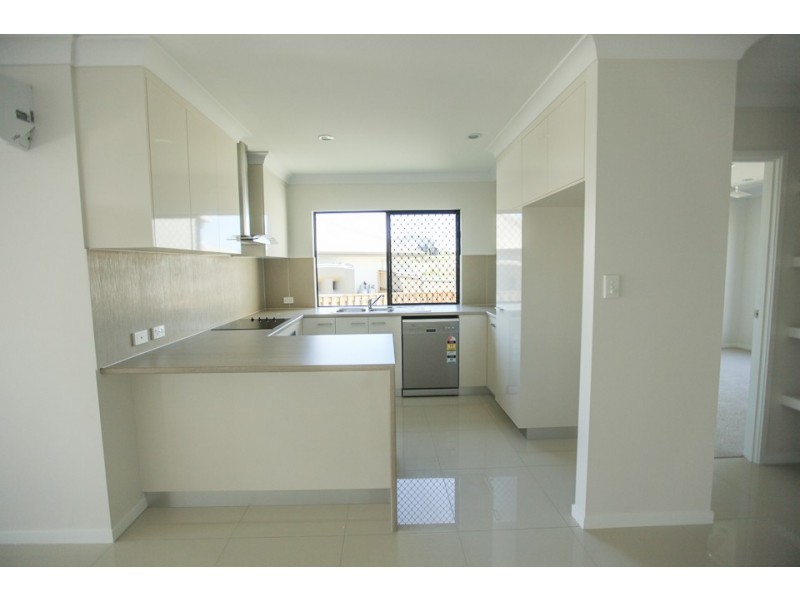 2/65 Caroval Drive, Rural View QLD 4740