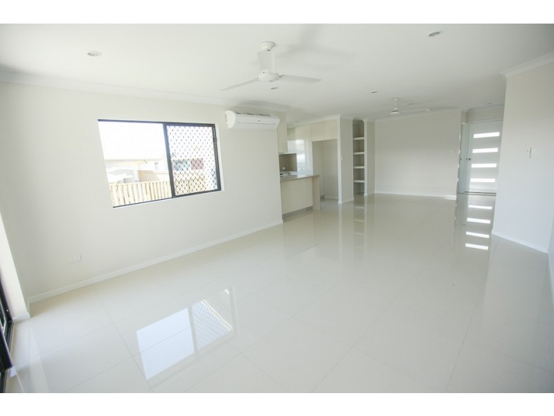 2/65 Caroval Drive, Rural View QLD 4740