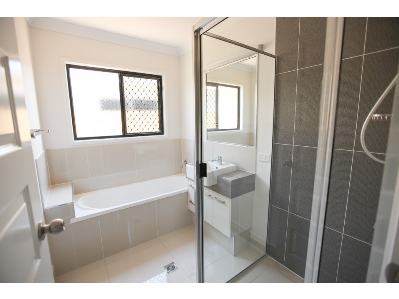 2/65 Caroval Drive, Rural View QLD 4740