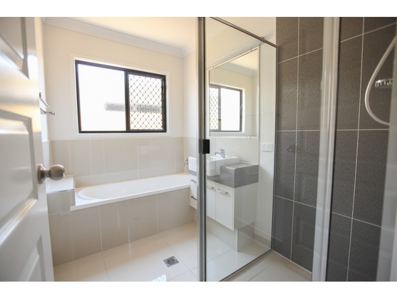 2/65 Caroval Drive, Rural View QLD 4740