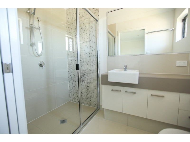 2/65 Caroval Drive, Rural View QLD 4740