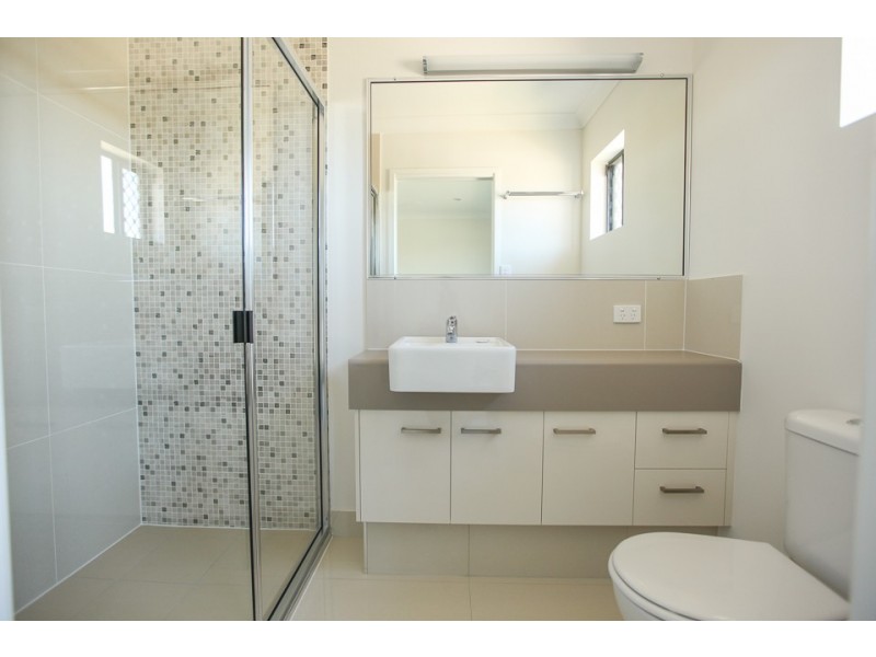 2/65 Caroval Drive, Rural View QLD 4740