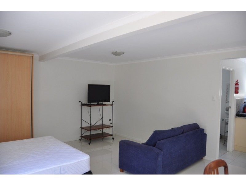 2/235 Bridge Road, South Mackay QLD 4740
