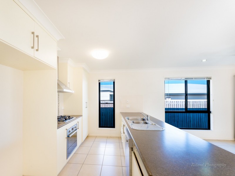 8 Montgomery Street, Rural View QLD 4740