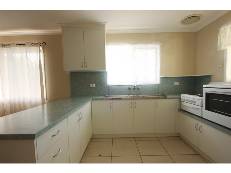 8 Adair Court, Rural View QLD 4740