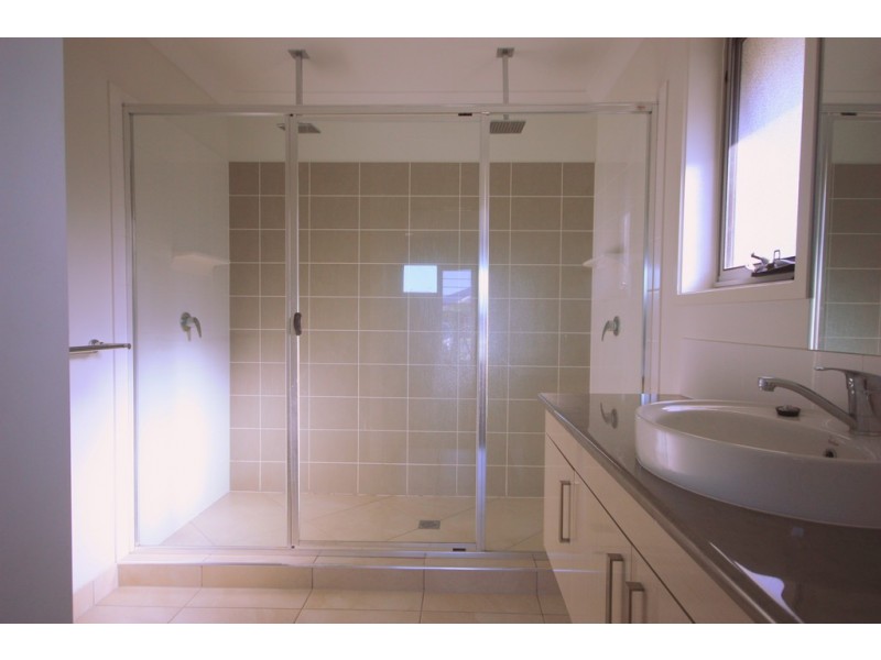 2 Phoenix Crescent, Rural View QLD 4740