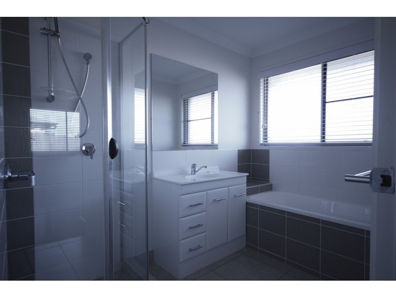 2 Phoenix Crescent, Rural View QLD 4740