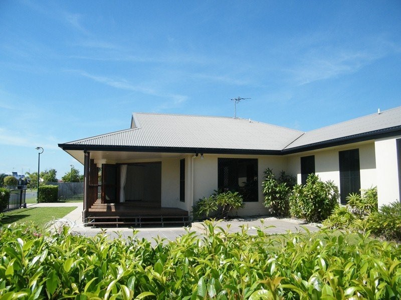 9 Dominique Drive, Glenella QLD 4740
