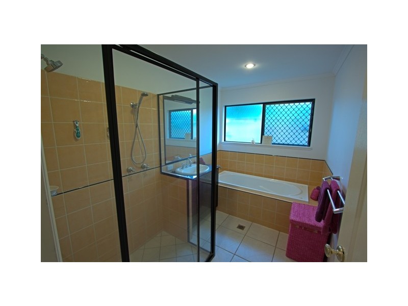 6 Essex Court, Rural View QLD 4740