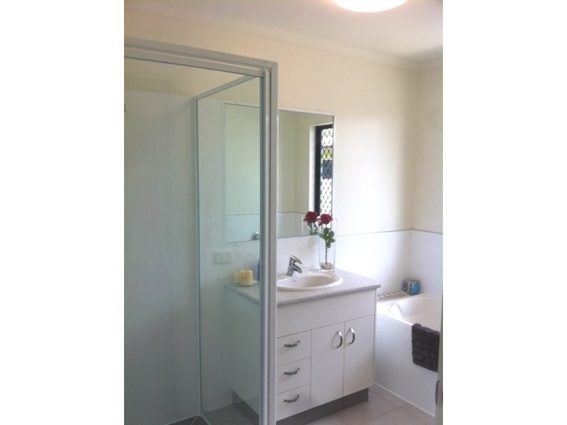 5A Eva Parade, Glenella QLD 4740