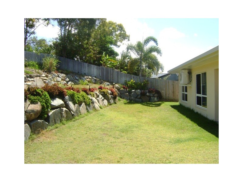 8 Beachside PL, Shoal Point QLD 4750