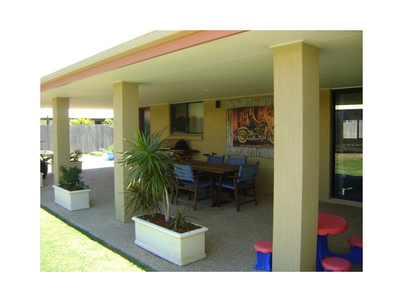 4 Bluewater Court, Bucasia QLD 4750