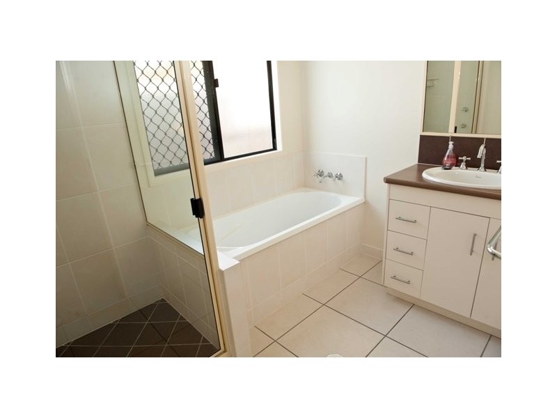 20 Eva Parade, Glenella QLD 4740