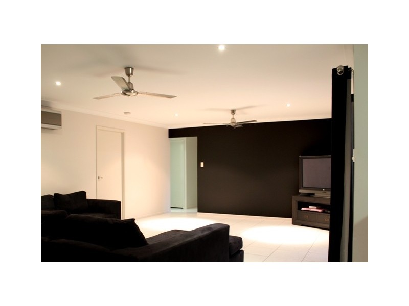 6 Eva Parade, Glenella QLD 4740