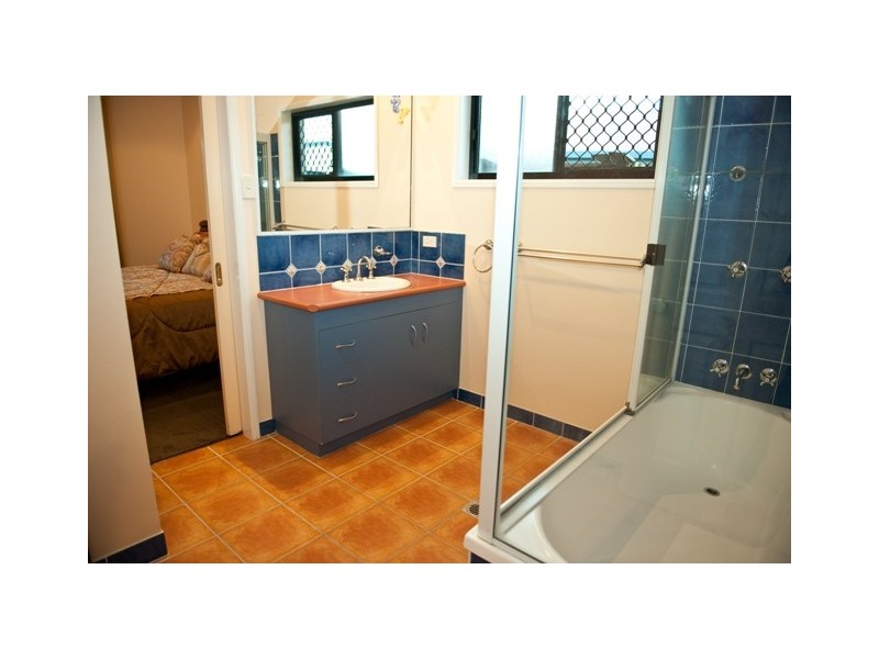 4 Malabar Ct, Glenella QLD 4740