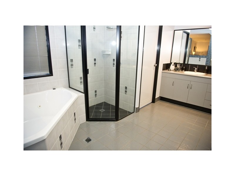 10 Cutfield Street, Glenella QLD 4740