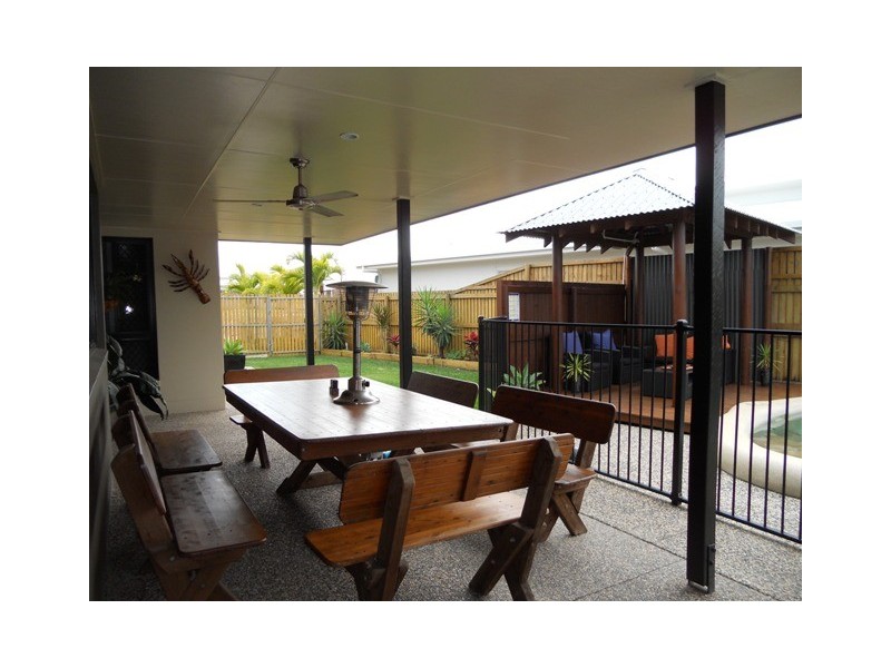 2 Leura Court, Glenella QLD 4740