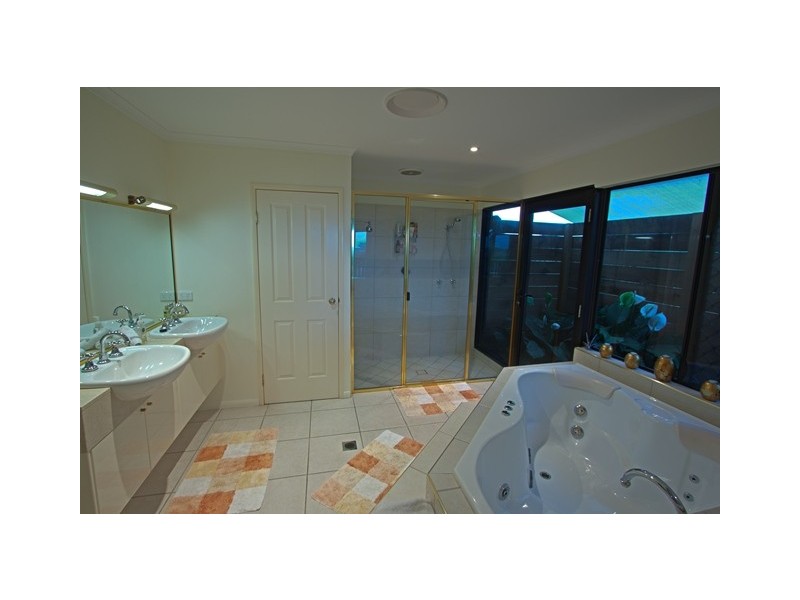6 Essex Court, Rural View QLD 4740