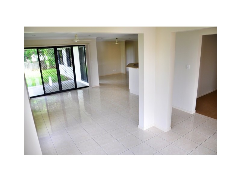 1 Lakeview Drive, Beaconsfield QLD 4740