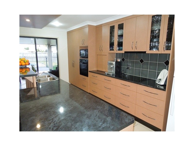 8 Pavillion Court, Glenella QLD 4740