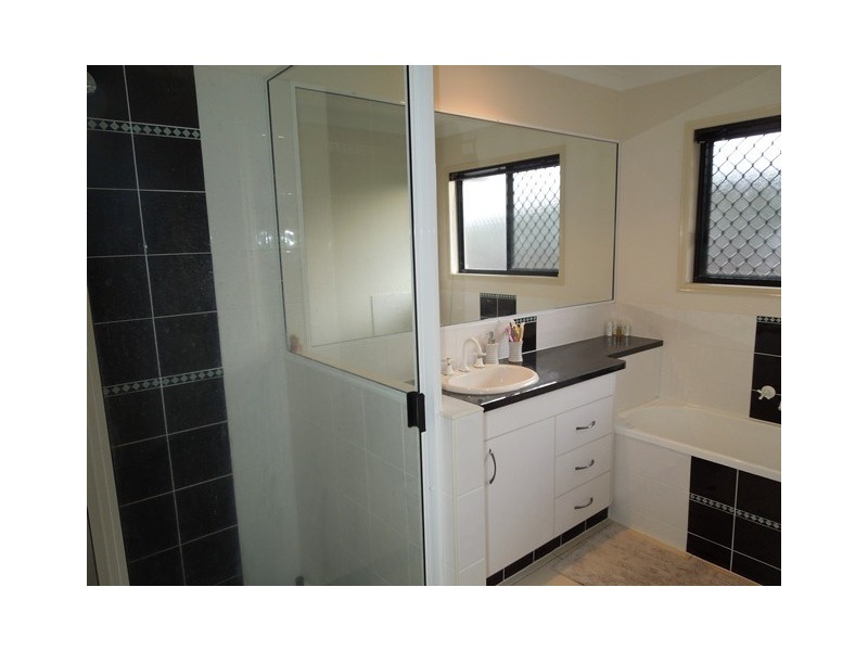 8 Pavillion Court, Glenella QLD 4740