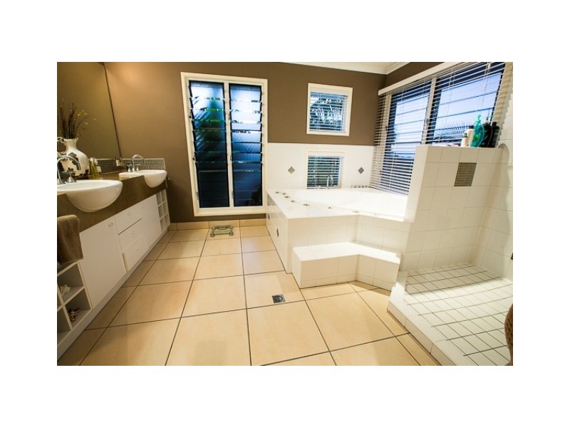 11 Sunrise Place, Blacks Beach QLD 4740