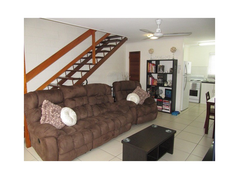 2/1 CUMBERLAND AVENUE, Slade Point QLD 4740