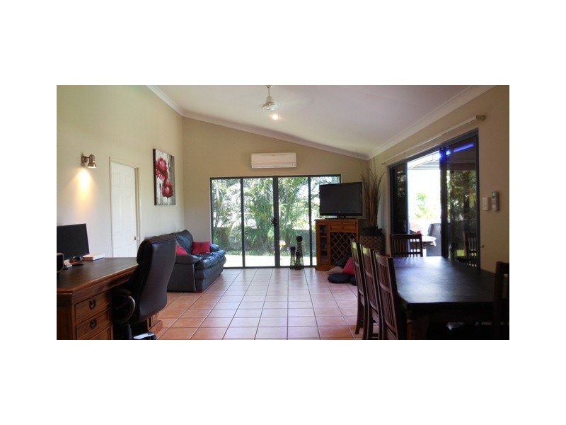 8 Sir Griffith Way, Rural View QLD 4740