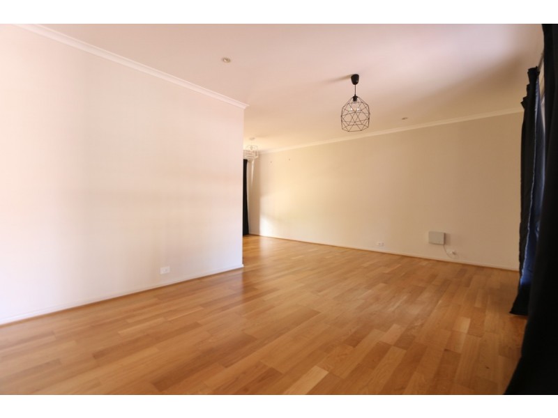 8 Augustins Crescent, Petrie QLD 4502