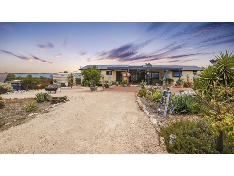 18 Seaview Road, Perlubie SA 5680